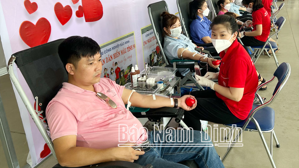 Công nhân Khu công nghiệp Bảo Minh tích cực tham gia hiến máu tình nguyện.