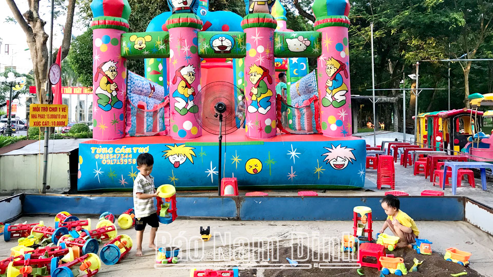Trẻ em tham gia các trò chơi tại khu vui chơi công viên hồ Vị Xuyên (thành phố Nam Định).   Bài và ảnh: Hồng Minh