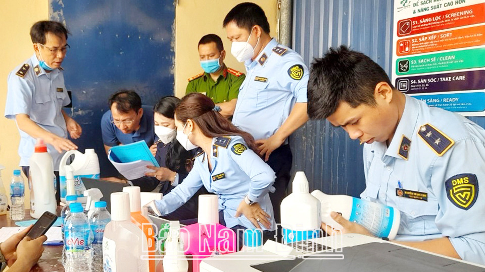 Lực lượng quản lý thị trường kiểm tra kho hàng hóa chất tẩy rửa không đảm bảo điều kiện lưu thông tại xã Nam Vân (thành phố Nam Định).