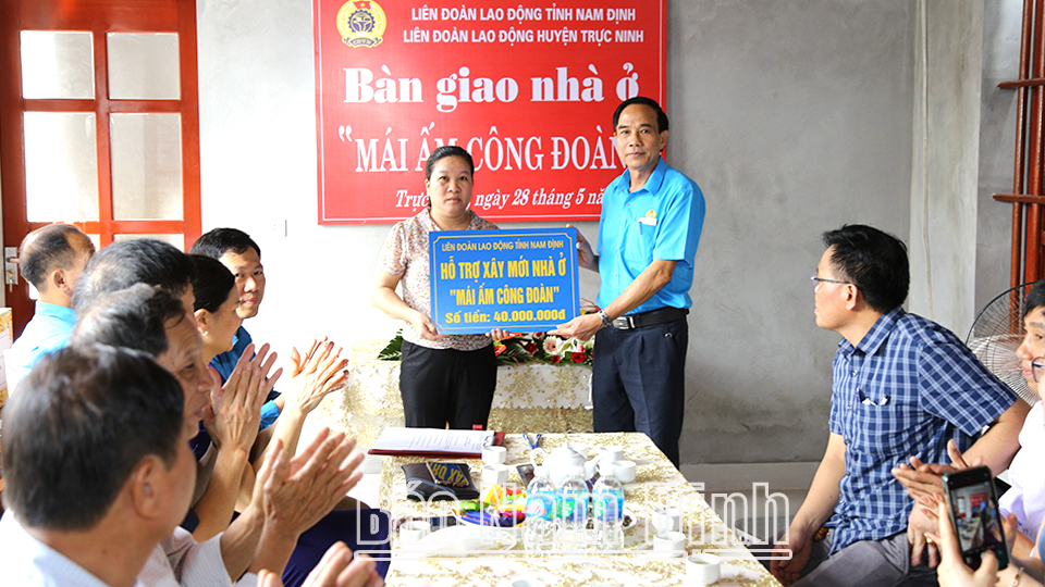 Lãnh đạo Liên đoàn Lao động tỉnh trao tiền hỗ trợ xây dựng nhà ở “Mái ấm Công đoàn” cho lao động có hoàn cảnh khó khăn huyện Trực Ninh.