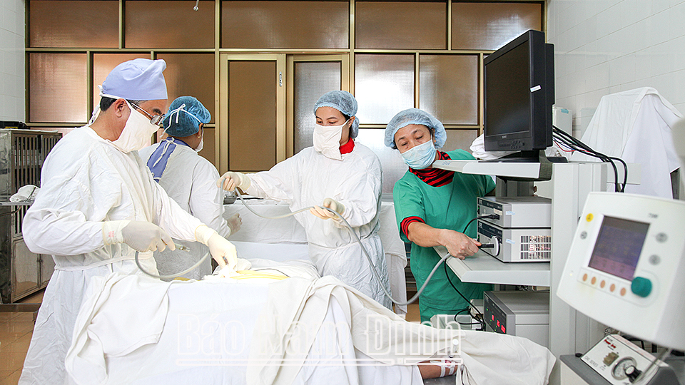 Bệnh viện Đa khoa huyện Hải Hậu đầu tư trang thiết bị y tế đồng bộ, hiện đại phẫu thuật cho bệnh nhân.