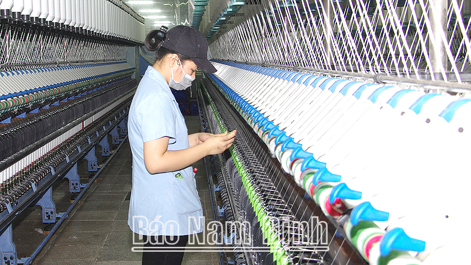 Sản xuất tại Nhà máy Sợi thuộc Tổng Công ty Cổ phần Dệt may Nam Định.