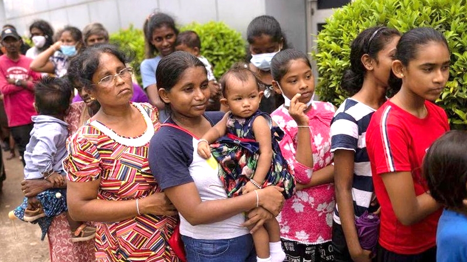 Người dân xếp hàng chờ nhận thức ăn tại 1 bếp ăn cộng đồng ở Colombo, Sri Lanka, ngày 25/7/2022. (Ảnh: Reuters)
