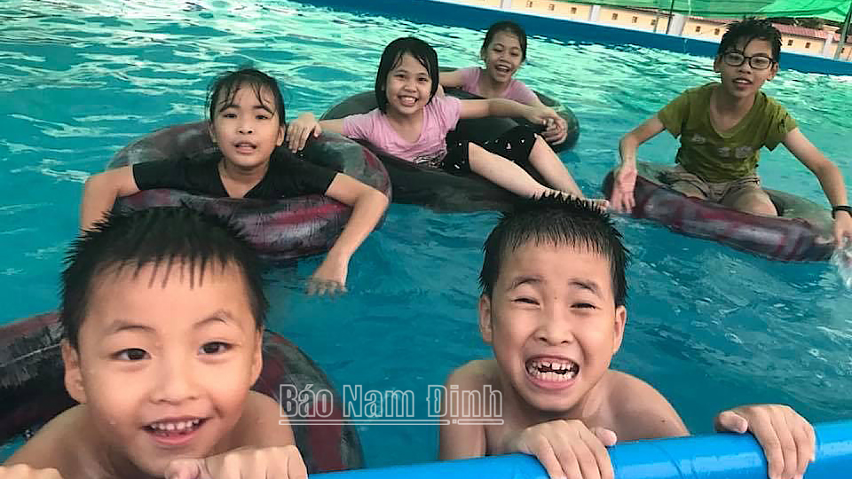 Thiếu niên, nhi đồng tập bơi tại bể bơi xã Thọ Nghiệp (Xuân Trường).