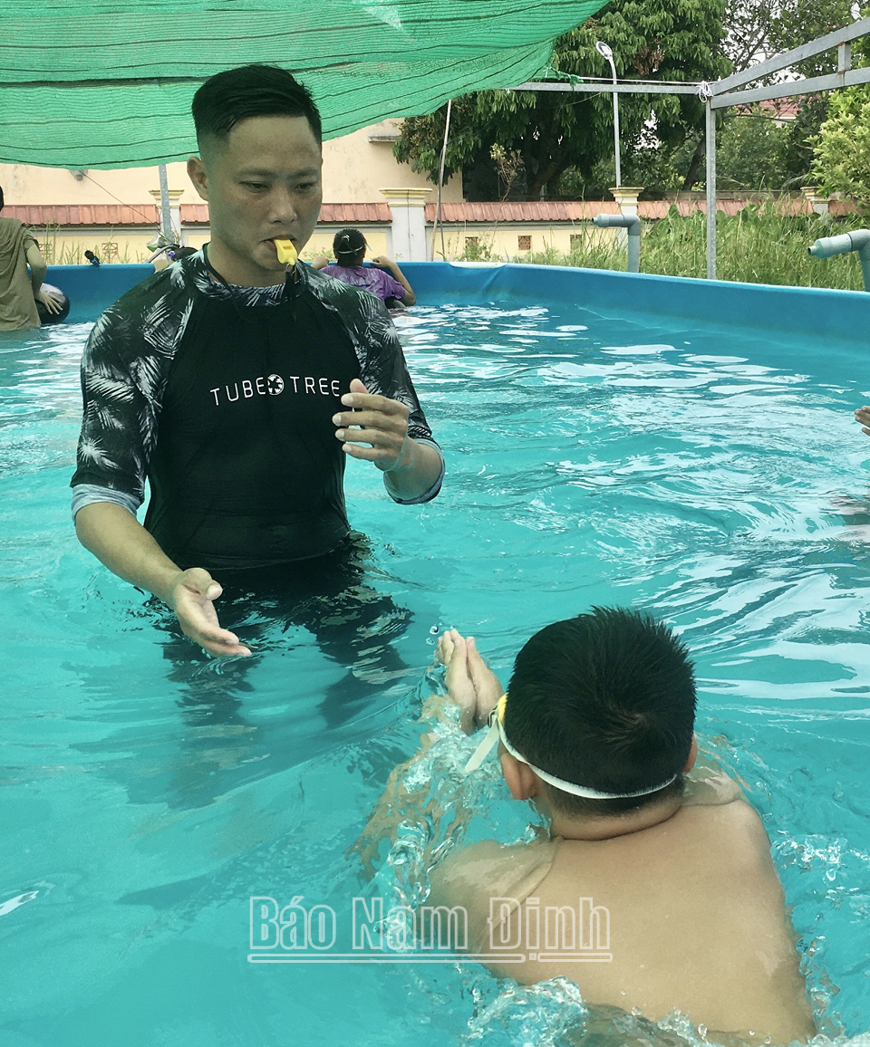 Hướng dẫn thiếu nhi tập bơi tại Bể bơi xã Thọ Nghiệp (Xuân Trường).