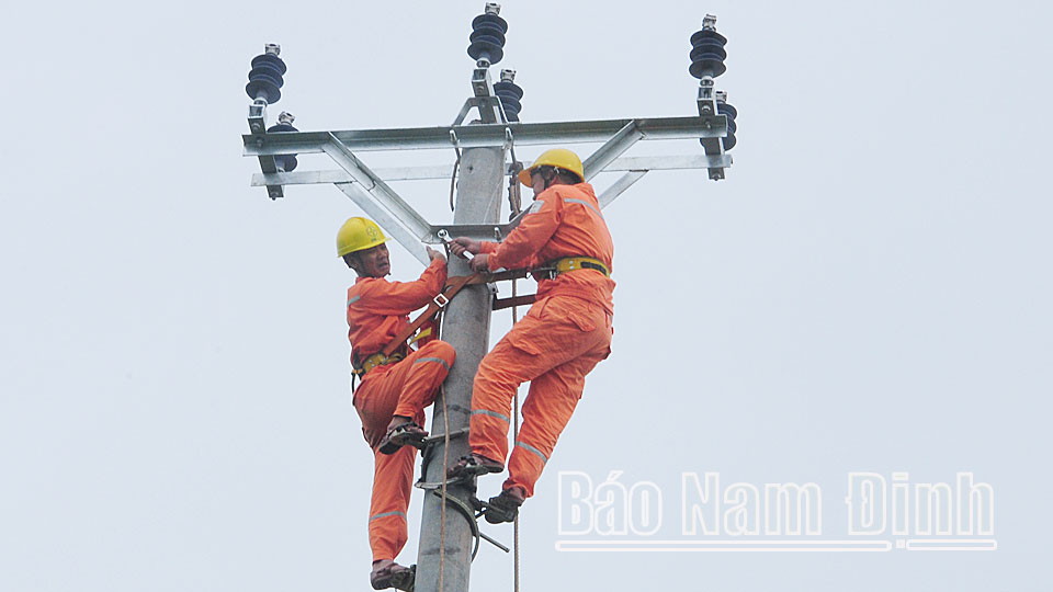 Công nhân Điện lực huyện Nghĩa Hưng luôn thực hiện đúng quy tắc đảm bảo an toàn vệ sinh lao động trong sửa chữa lưới điện trên địa bàn.