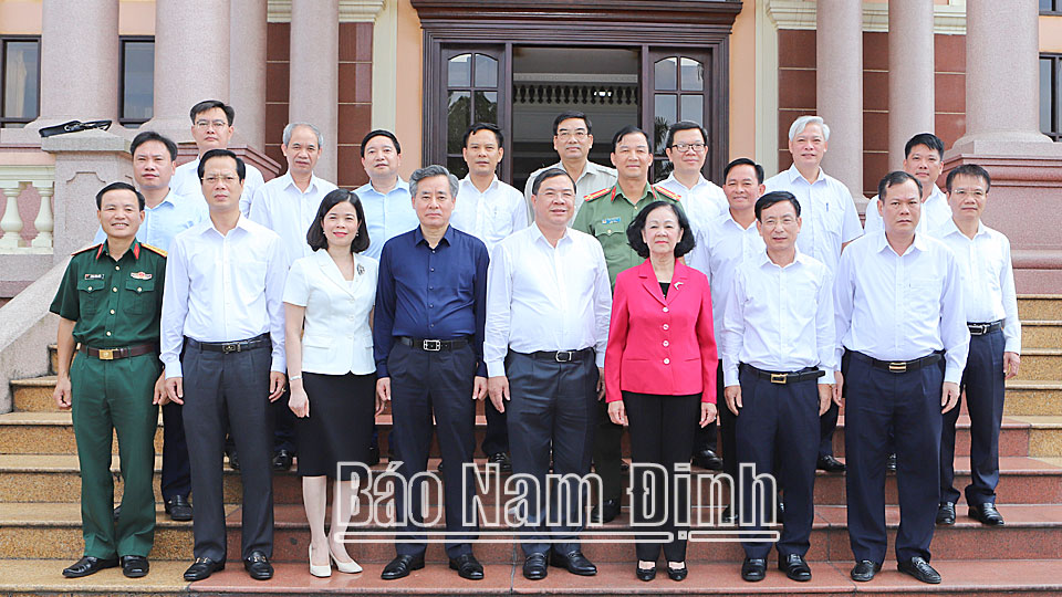 Đồng chí Trương Thị Mai, Ủy viên Bộ Chính trị, Bí thư Trung ương Đảng, Trưởng Ban Tổ chức Trung ương và Đoàn công tác chụp ảnh lưu niệm với các đồng chí Ban TVTU.