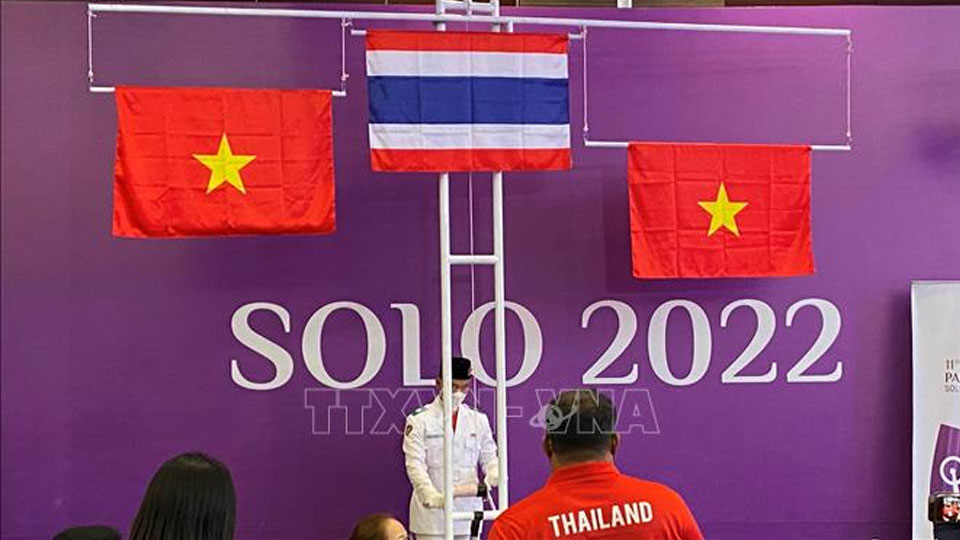 Cờ Việt Nam được kéo lên trong lễ trao huy chương nội dung cử tạ hạng cân 59 kg. Ảnh Hữu Chiến/PV TTXVN tại Indonesia