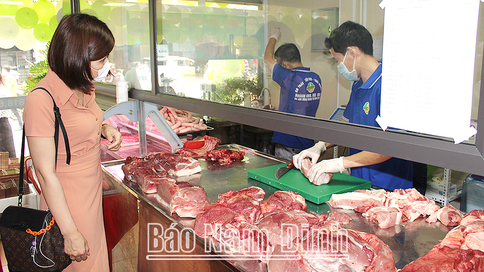 Xăng giảm nhưng giá thịt lợn vẫn ở mức cao (Ảnh chụp tại một cửa hàng ở thành phố Nam Định).