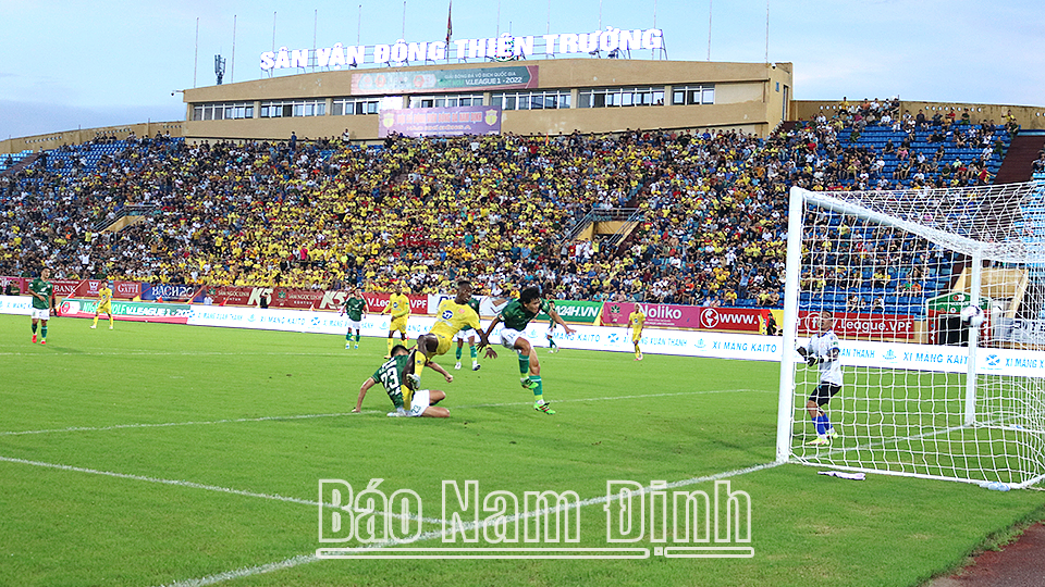 Tình huống đánh đầu mở tỷ số trận đấu của tân binh Victor Nabay Mansaray (áo vàng) bên phía CLB Nam Định.