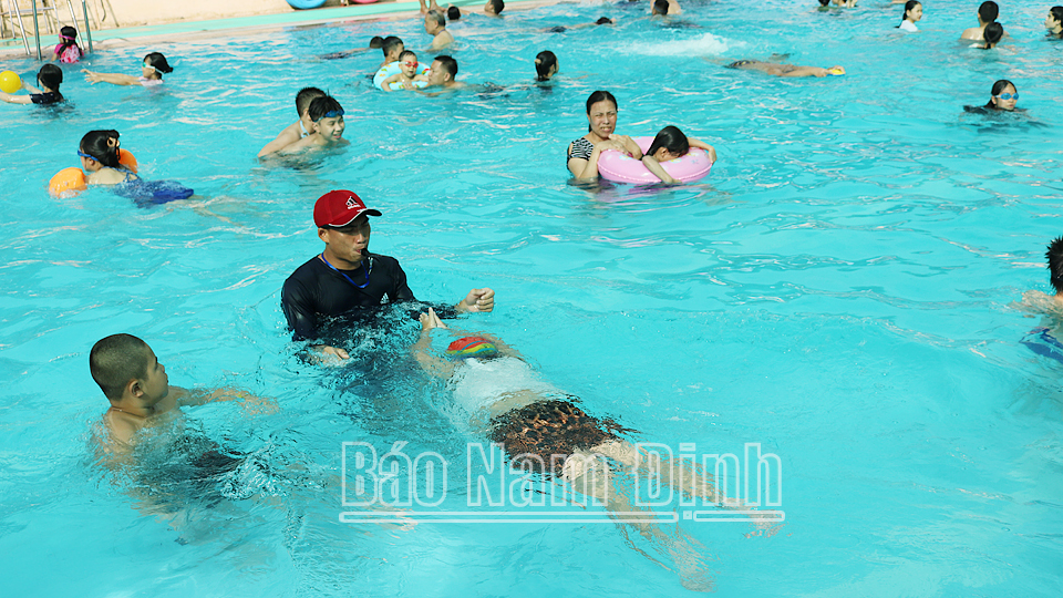 Dạy bơi cho thanh, thiếu nhi tại Nhà Văn hóa thiếu nhi thành phố Nam Định.