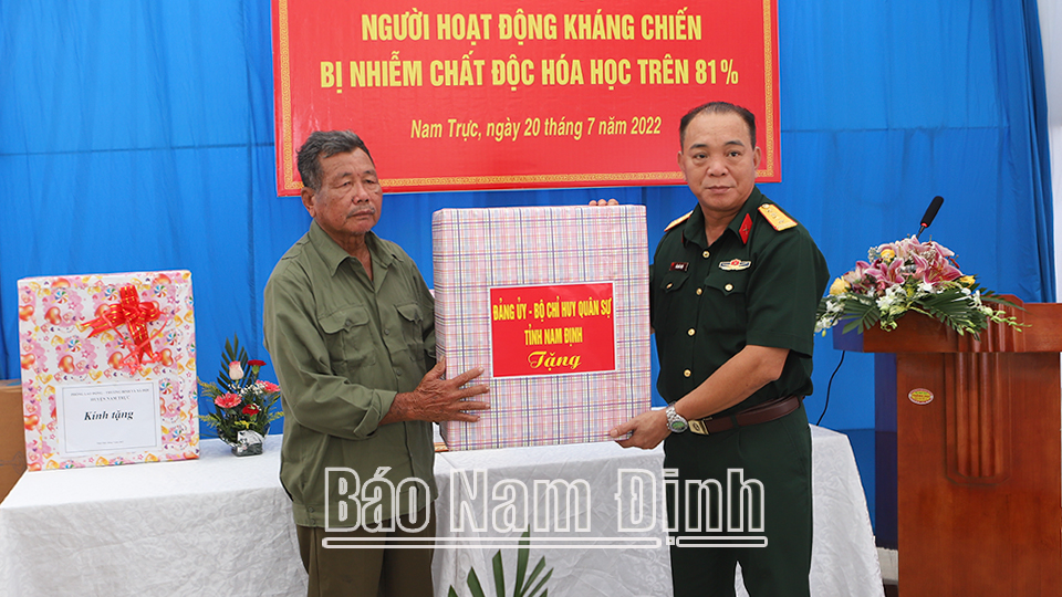 Lãnh đạo Bộ Chỉ huy Quân sự tỉnh trao tặng quà cho ông Phạm Văn Phùng, xóm Thắng Toàn, xã Nam Thắng (Nam Trực) là người hoạt động kháng chiến bị nhiễm chất độc hóa học trên 81%.  Ảnh: Hoàng Tuấn