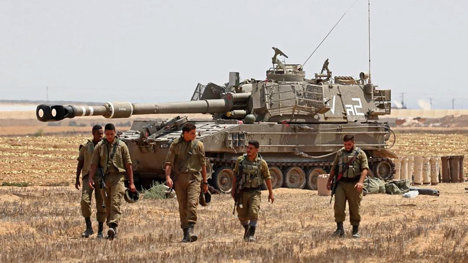 Binh sĩ Israel cùng các thiết bị quân sự tại khu vực biên giới với Dải Gaza, sau khi lệnh ngừng bắn có hiệu lực, ngày 6-8-2022.  Ảnh: AFP