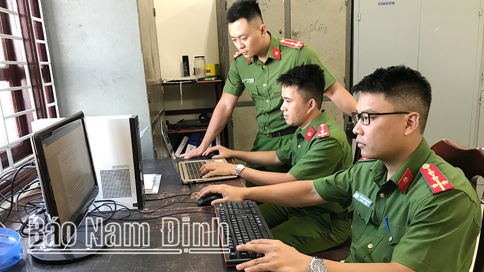 Cán bộ, chiến sĩ Đội Cảnh sát Hình sự (Công an thành phố Nam Định) thực hiện biện pháp nghiệp vụ điều tra, phá án trên không gian mạng.   Bài và ảnh: Xuân Thu