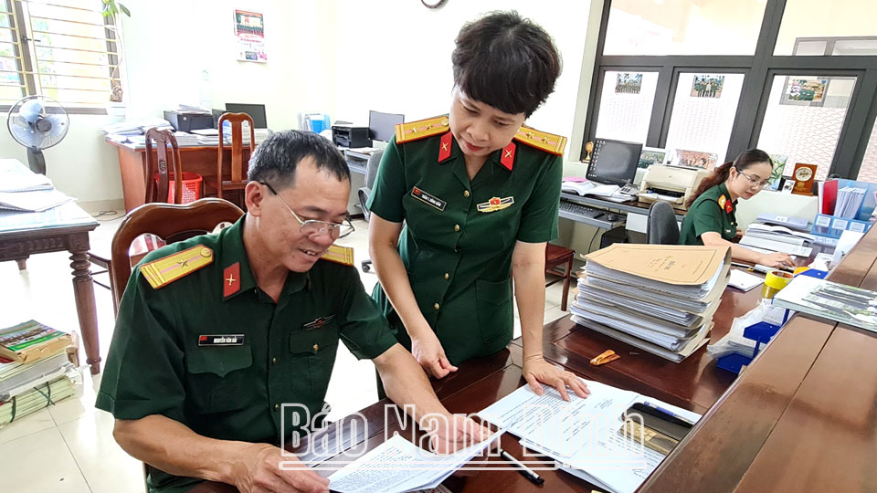 Trung tá Trần Thị Hồng Gấm, phụ trách Bộ phận Bảo mật (Bộ CHQS tỉnh) trao đổi nghiệp vụ với đồng nghiệp.