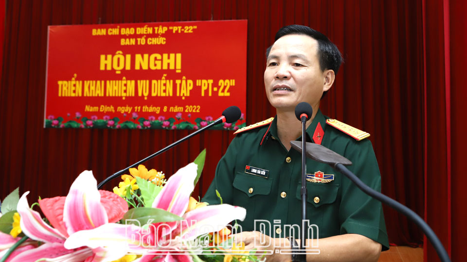 Đại tá Lương Văn Kiểm, Ủy viên Ban TVTU, Chỉ huy trưởng Bộ CHQS tỉnh, Trưởng ban tổ chức diễn tập “PT-22” quán triệt một số nội dung nhiệm vụ diễn tập.