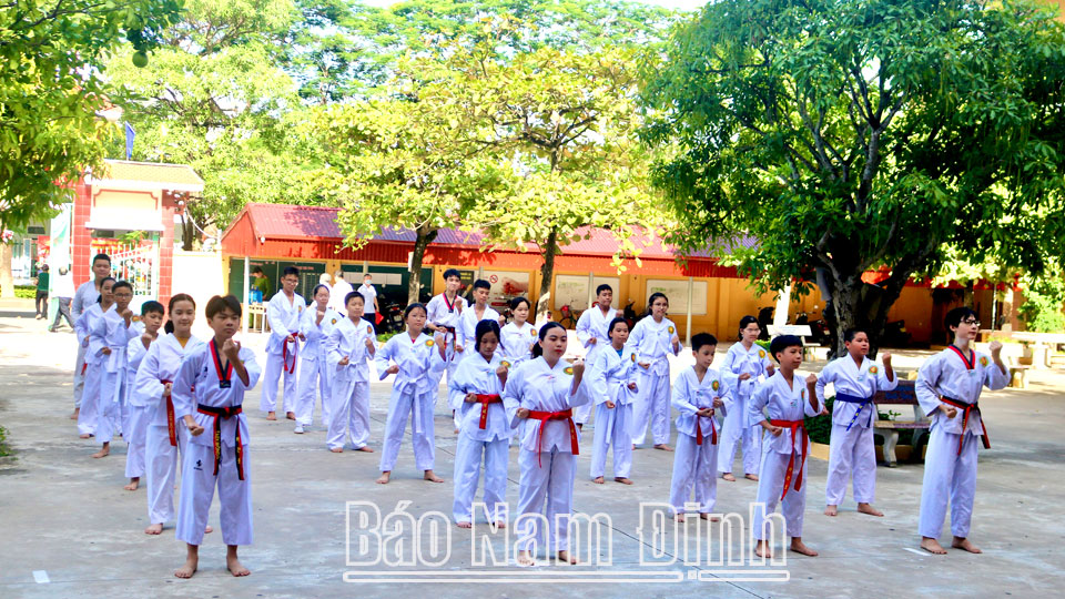 Đồng diễn võ thuật tại Đại hội TDTT phường Hạ Long (thành phố Nam Định).