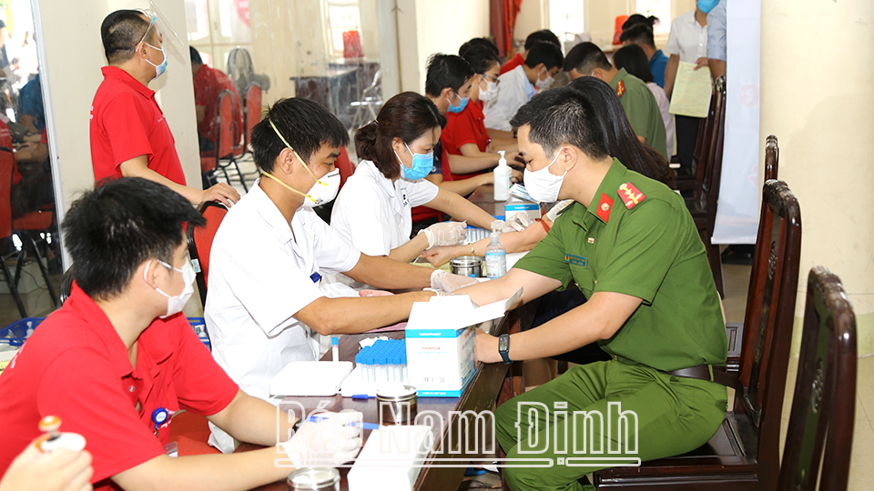 Đoàn viên, thanh niên Công an tỉnh tích cực tham gia hiến máu tình nguyện.