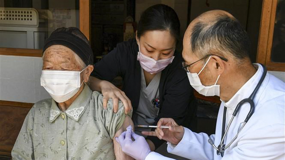 Nhân viên y tế tiêm vắc-xin ngừa COVID-19 cho người dân tại Nagano, Nhật Bản.  Ảnh: AFP/TTXVN