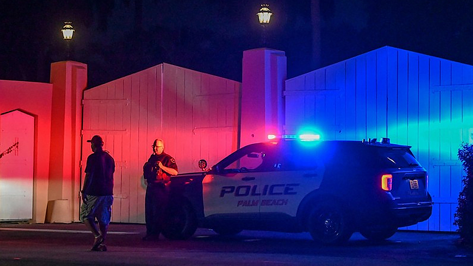 Xe cảnh sát đỗ bên ngoài dinh thự của cựu Tổng thống Mỹ Donald Trump ở Mar-A-Lago, Palm Beach, bang Florida, ngày 8/8/2022. (Ảnh: AFP/TTXVN)