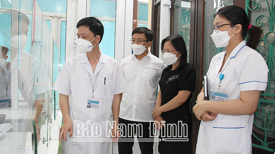 Đại biểu HĐND tỉnh khảo sát tại Khoa Khám bệnh, Bệnh viện Đa khoa tỉnh.