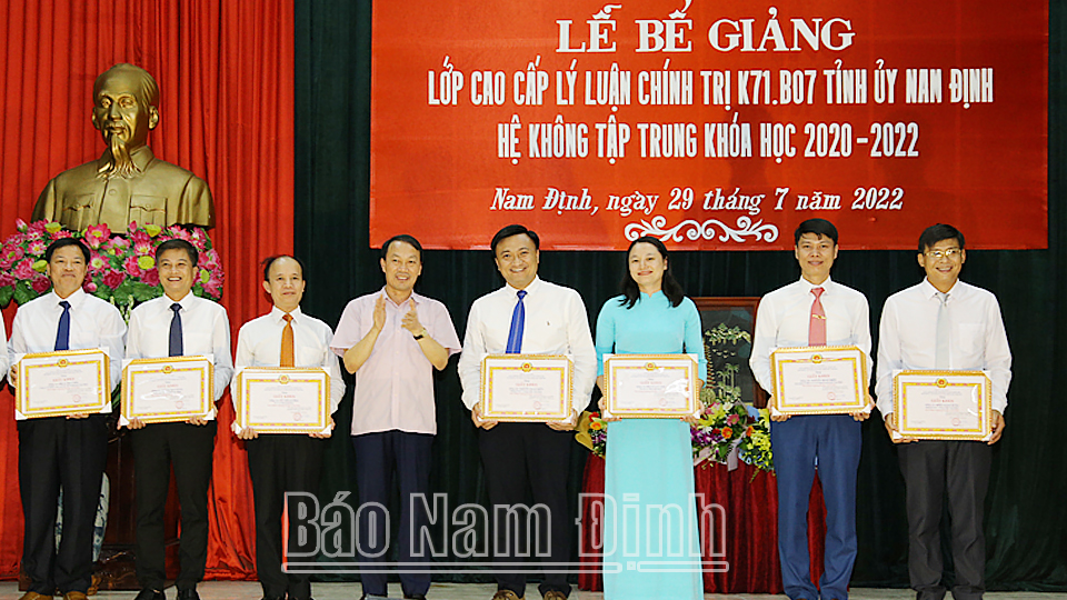 Đồng chí Nguyễn Văn Va, Ủy viên Ban TVTU, Trưởng Ban Tổ chức Tỉnh ủy trao thưởng cho các học viên Lớp Cao cấp Lý luận chính trị hệ không tập trung K71.B07  Ảnh: Văn Huỳnh