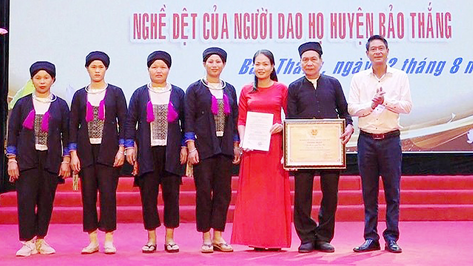 Công nhận nghề dệt vải của dân tộc Dao Họ, huyện Bảo Thắng (Lào Cai) là Di sản phi vật thể quốc gia.