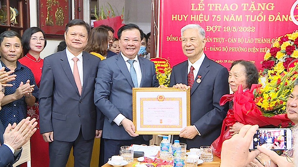 Ủy viên Bộ Chính trị, Bí thư Thành ủy thành phố Hà Nội Đinh Tiến Dũng trao tặng Huy hiệu 75 năm tuổi Đảng cho Trung tướng, nguyên Phó Chủ tịch Quốc hội Đặng Quân Thụy. Ảnh: TTXVN