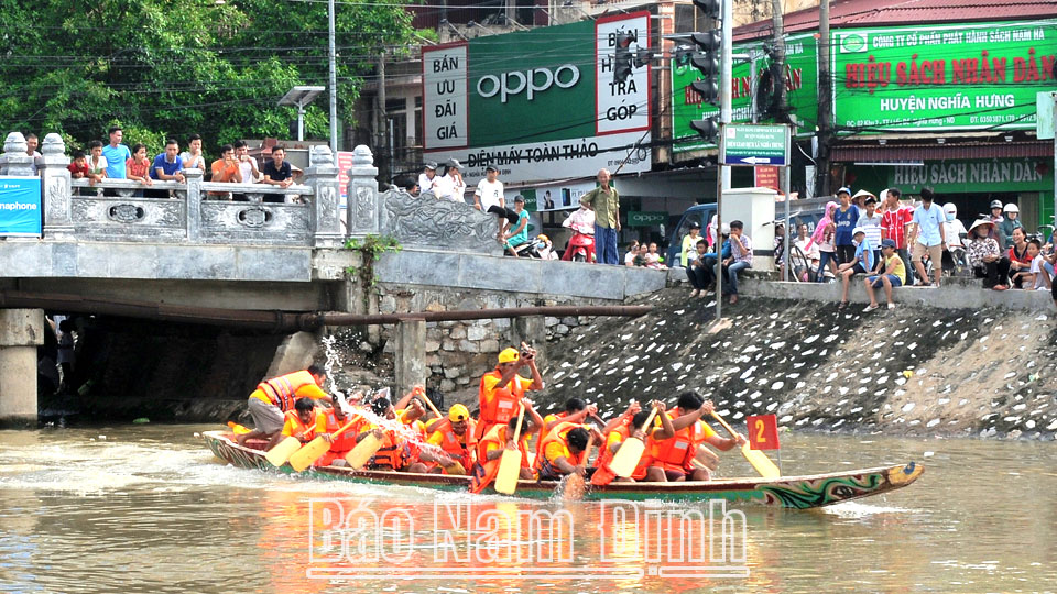 Thi Bơi chải trong Ngày hội Văn hóa - Thể thao truyền thống dịp Tết Độc lập hàng năm của huyện Nghĩa Hưng.