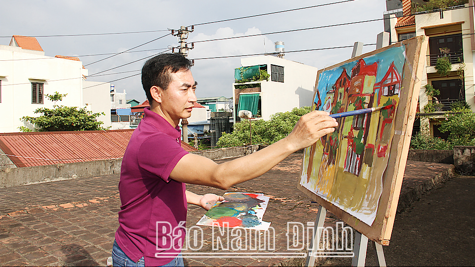 Họa sĩ Trần Văn Thăng đi vẽ thực tế tại phường Văn Miếu (thành phố Nam Định).
