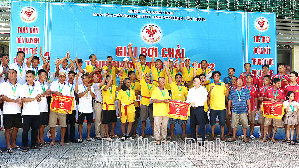 Lãnh đạo Sở Văn hóa, Thể thao và Du lịch trao Huy chương, Cờ lưu niệm cho các đội bơi chải nam giành giải Nhất, Nhì, Ba.