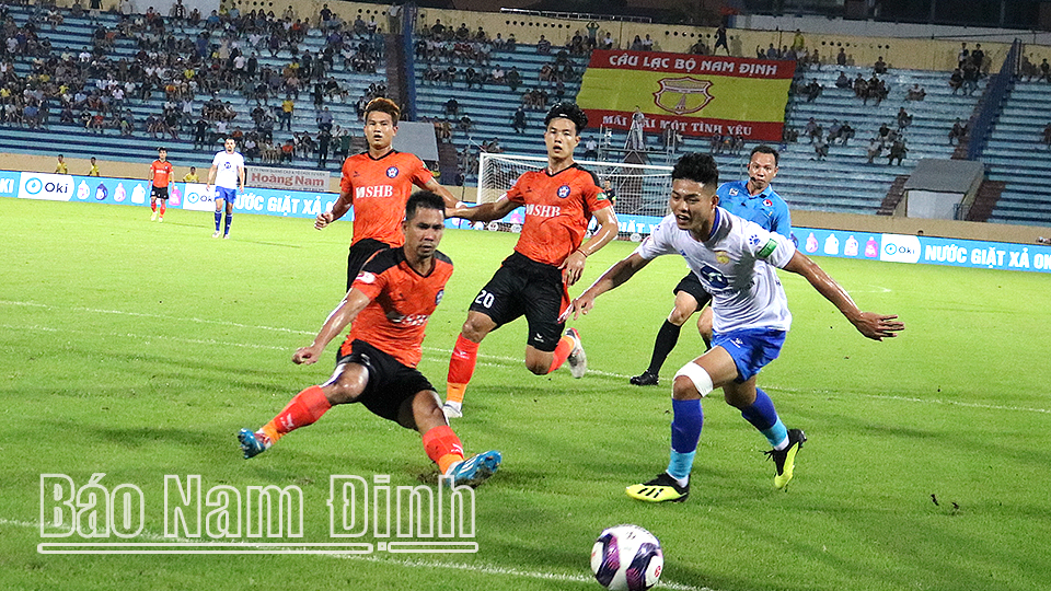 Tình huống tranh chấp bóng giữa các cầu thủ Nam Định và SHB Đà Nẵng.
