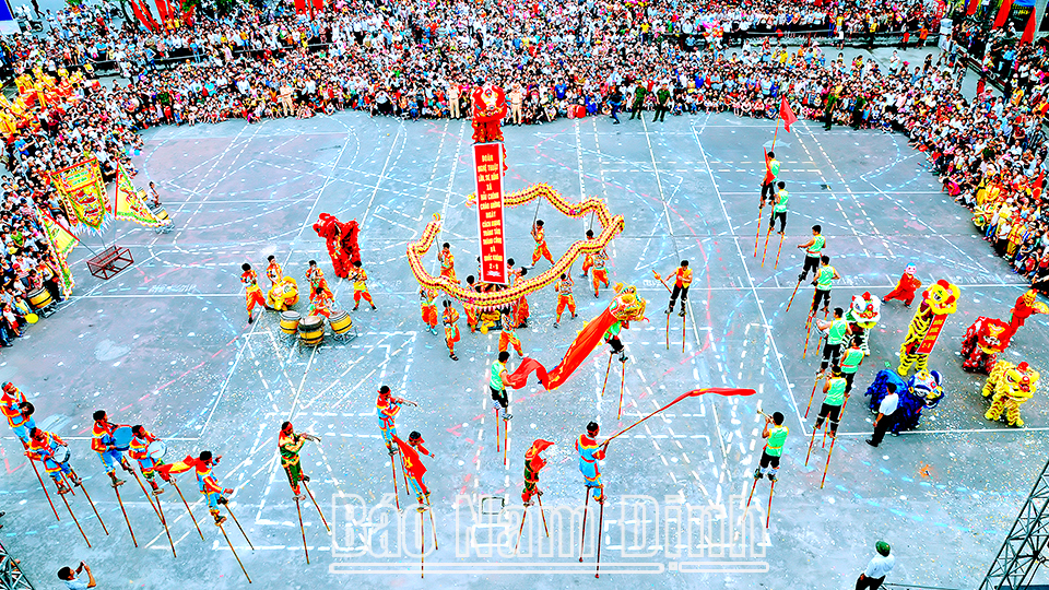 Biểu diễn lân - sư - rồng chào mừng Kỷ niệm Ngày Cách mạng Tháng Tám và Quốc khánh 2-9 tại trung tâm huyện Hải Hậu (ảnh phải).   Ảnh: Khánh Dũng và Trần Loan
