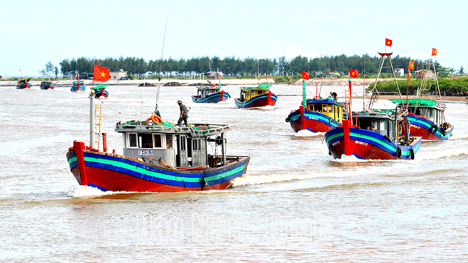 Ngư dân Nam Định vươn khơi đánh bắt thủy sản.  Ảnh: Chu Thế Vĩnh