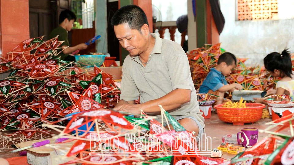 Nghề làm đèn ông sao truyền thống ở làng Báo Đáp, xã Hồng Quang (Nam Trực).