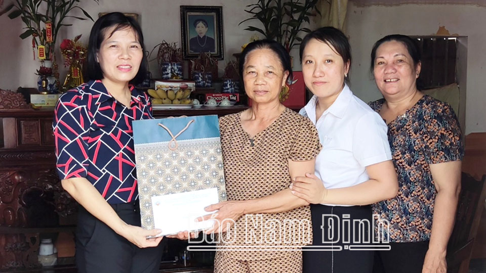 Hội Liên hiệp Phụ nữ huyện Xuân Trường thăm, tặng quà các gia đình chính sách trong huyện nhân dịp kỷ niệm 75 năm Ngày Thương binh - Liệt sĩ (27-7-1947 - 27-7-2022).