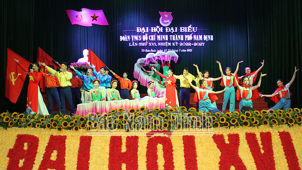 Biểu diễn văn nghệ ca ngợi Đảng, Bác Hồ tại Đại hội Đoàn TNCS Hồ Chí Minh thành phố Nam Định lần thứ XVI.  Ảnh: Văn Trọng