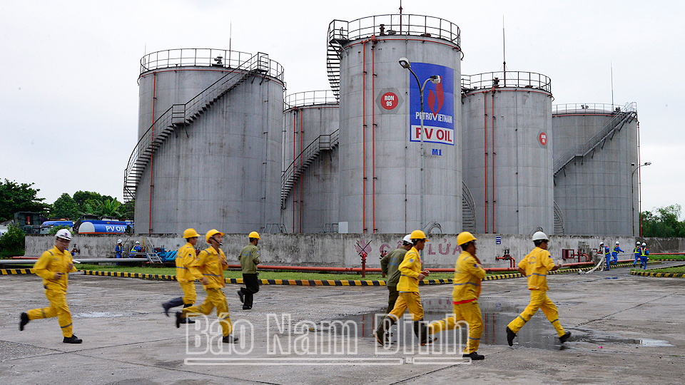 Công ty Cổ phần Xăng dầu dầu khí Nam Định diễn tập phòng cháy, chữa cháy tại kho nguyên liệu thuộc xã Tân Thành (Vụ Bản).