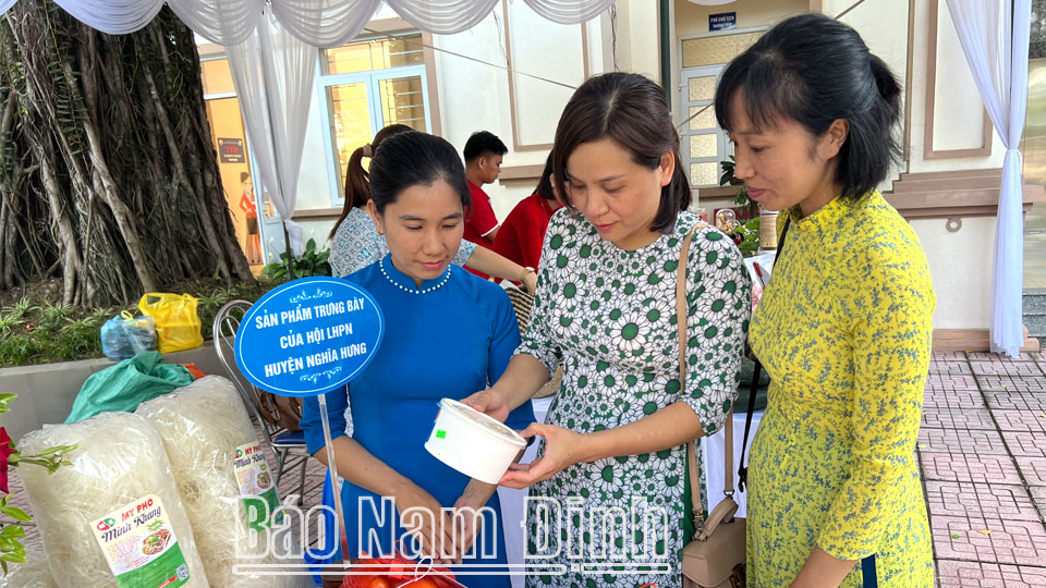 Hội viên phụ nữ huyện Nghĩa Hưng giới thiệu các sản phẩm nông nghiệp sạch tiêu biểu.