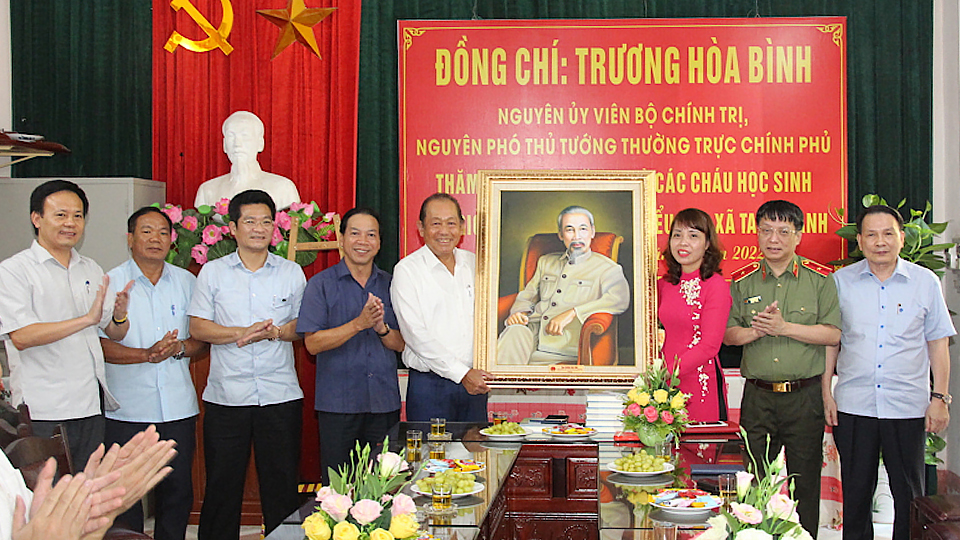 Đồng chí Trương Hoà Bình trao tặng Trường Tiểu học xã Tam Thanh bức chân dung Chủ tịch Hồ Chí Minh.