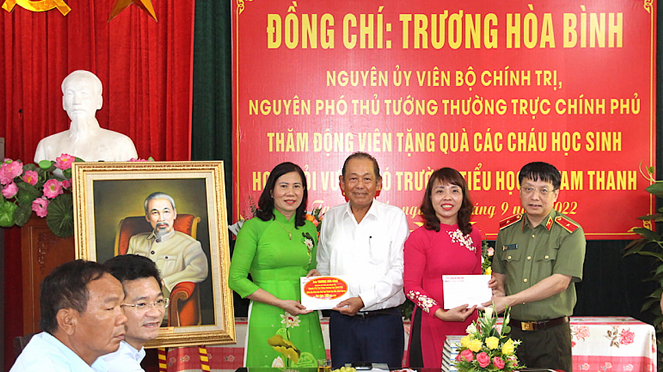 Nguyên Phó Thủ tướng Thường trực Trương Hoà Bình và Thiếu tướng Phạm Khải, Tổng Biên tập Báo CAND trao số tiền 100 triệu đồng tặng hai ngôi trường của xã Tam Thanh.