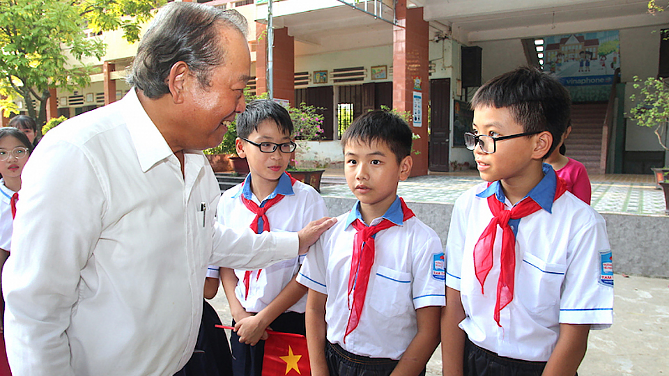 Đồng chí Trương Hoà Bình thăm, động viên các em học sinh có hoàn cảnh khó khăn vượt khó học giỏi tại xã Tam Thanh.