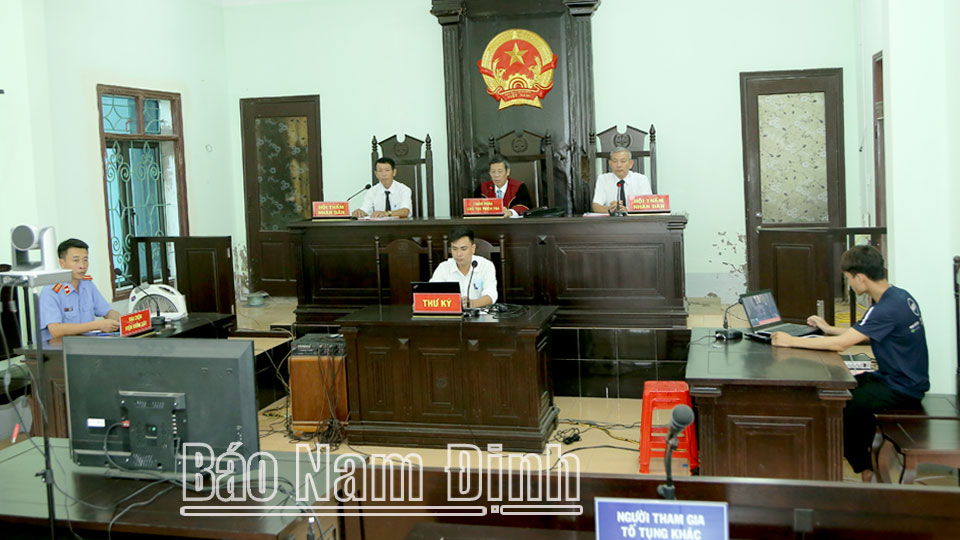 Một phiên tòa xét xử trực tuyến tại điểm cầu TAND huyện Xuân Trường.