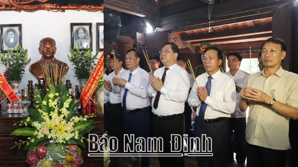 Các đồng chí lãnh đạo tỉnh dâng hương tưởng nhớ Tổng Bí thư Trường Chinh. ảnh: Hoàng Tuấn