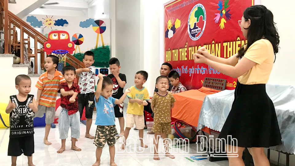 Học sinh khuyết tật dạng tự kỷ tại Trung tâm Hỗ trợ phát triển giáo dục hòa nhập Nắng Mai (thành phố Nam Định) trong giờ tập vận động.