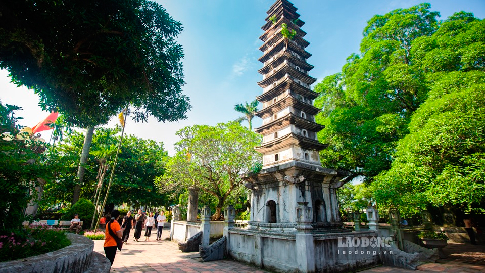 Chùa Phổ Minh nằm trong quần thể di tích lịch sử Đền Trần cũng đón rất đông khách thập phương về hành hương và chiêm bái cảnh chùa.