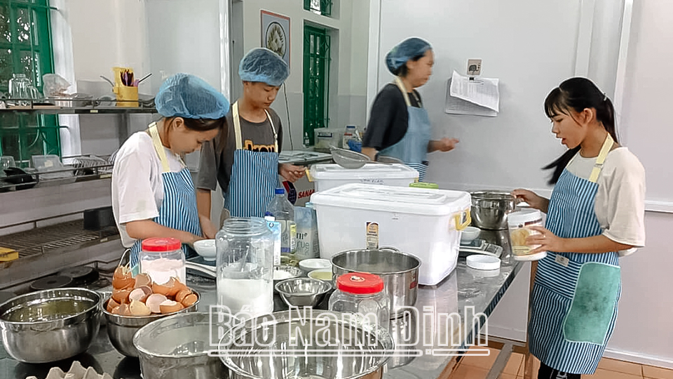 Giờ thực hành của học sinh lớp Kỹ thuật chế biến món ăn, Trường Cao đẳng Kinh tế và Công nghệ Nam Định.