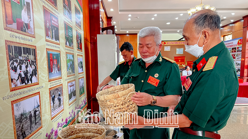 Hội viên Hội Cựu chiến binh huyện Xuân Trường tham quan gian hàng thủ công bằng bèo tây do hội viên sản xuất.