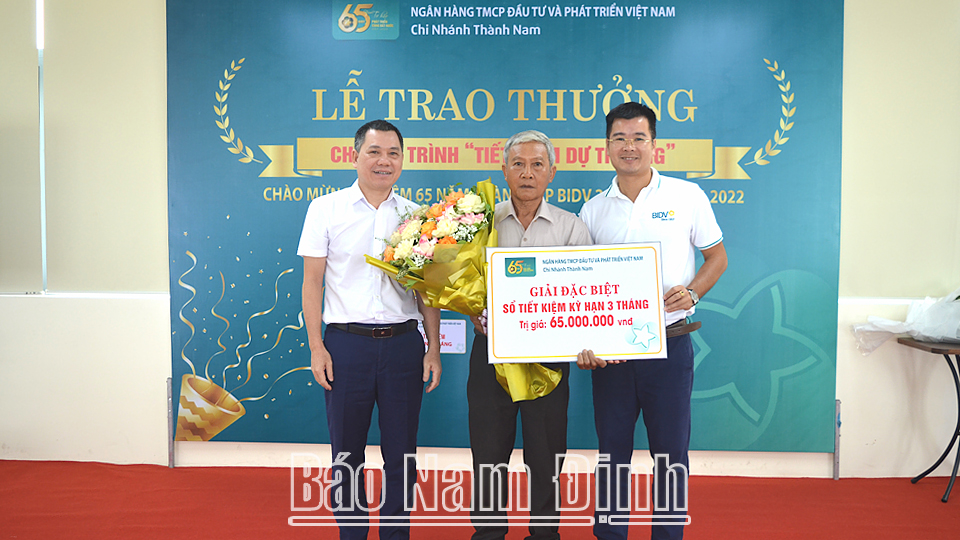 Đại diện lãnh đạo BIDV Chi nhánh Thành Nam trao giải Đặc biệt cho khách hàng may mắn trúng thưởng Chương trình. 