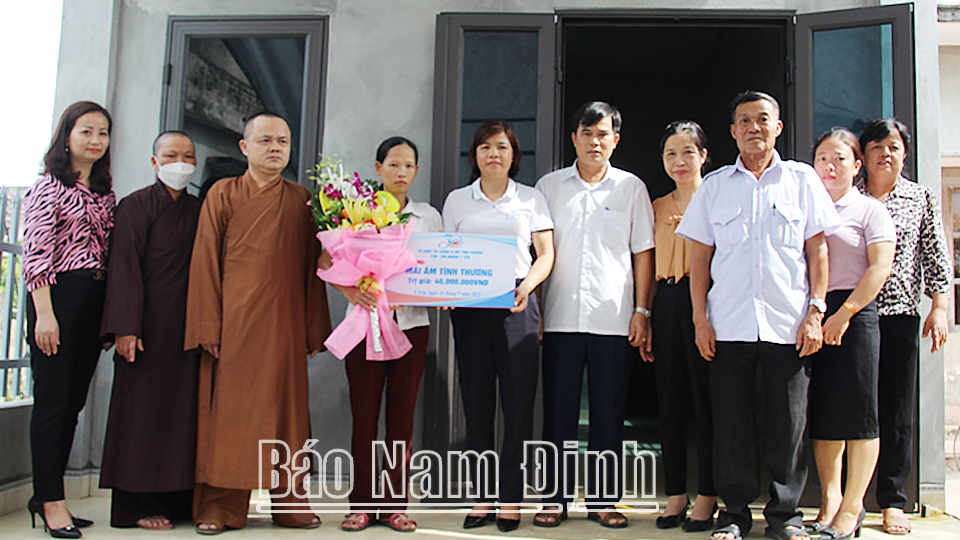 Quỹ TYM chi nhánh Ý Yên trao 40 triệu đồng hỗ trợ gia đình chị Trịnh Thị Thu Linh xây nhà "Mái ấm tình thương".
